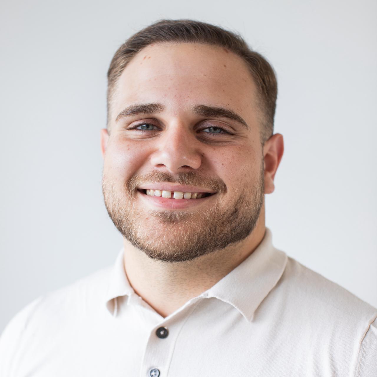 Headshot of Feridun Canselen with a park background.